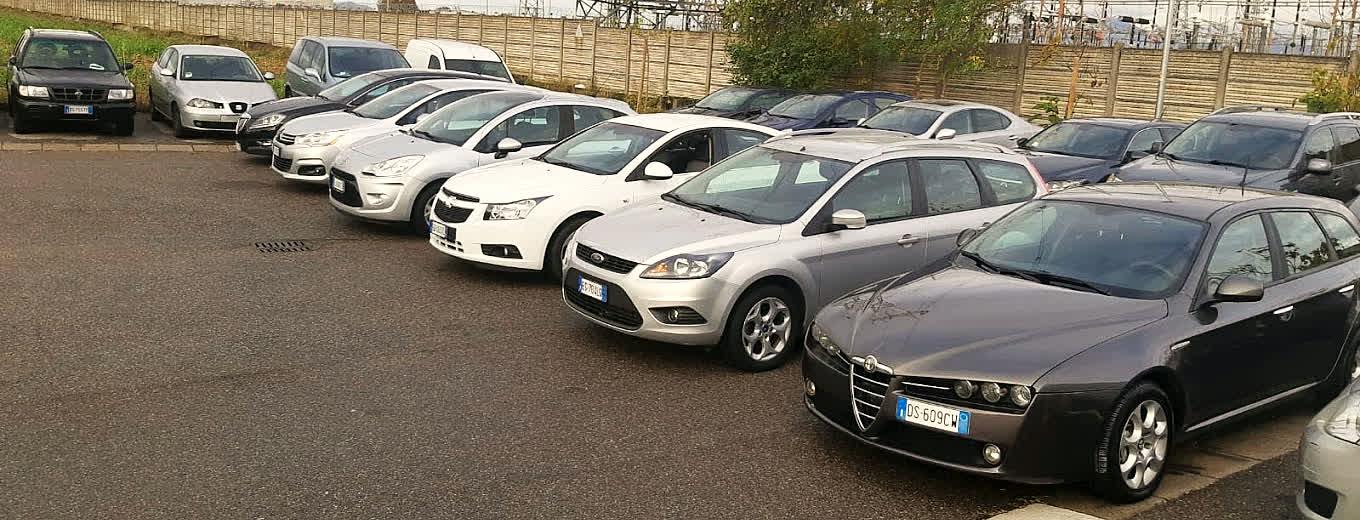 Il parco auto di El Hajj Auto Export a Travagliato: una fila di auto usate disponibili in piazzale